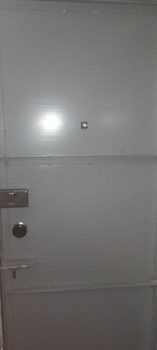 Продам металическую дверь