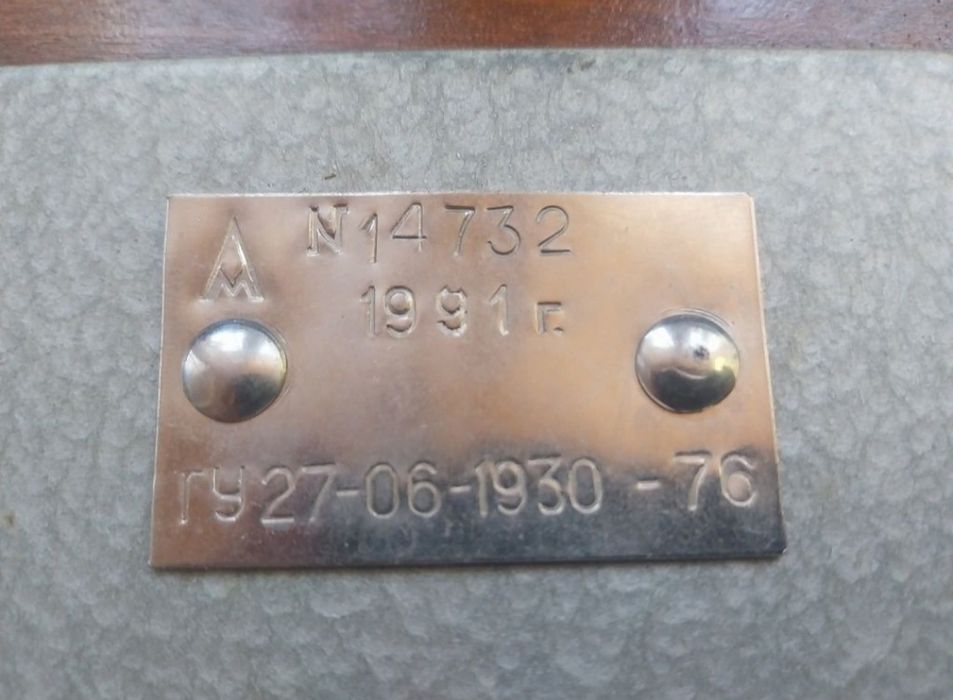 Mașină veche de tricotat de colecție.