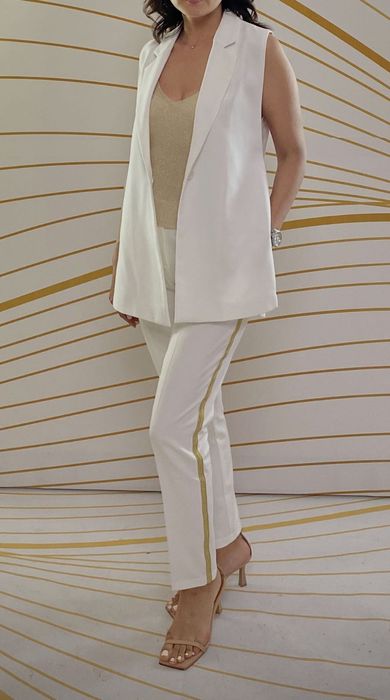 Белый брючный костюм