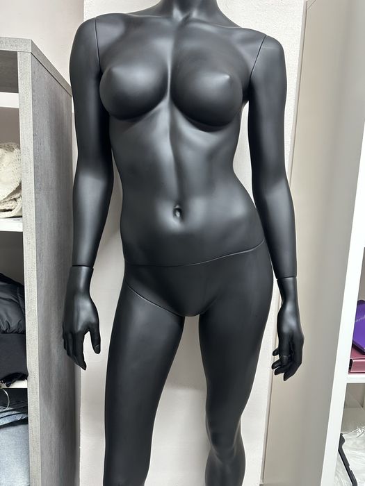 Манекен чисно нов