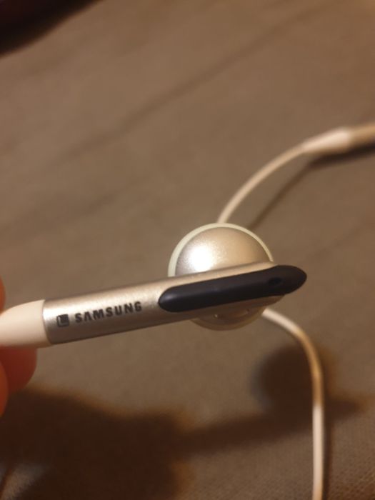 Два вида слушалки стар модел на Samsung и кабел