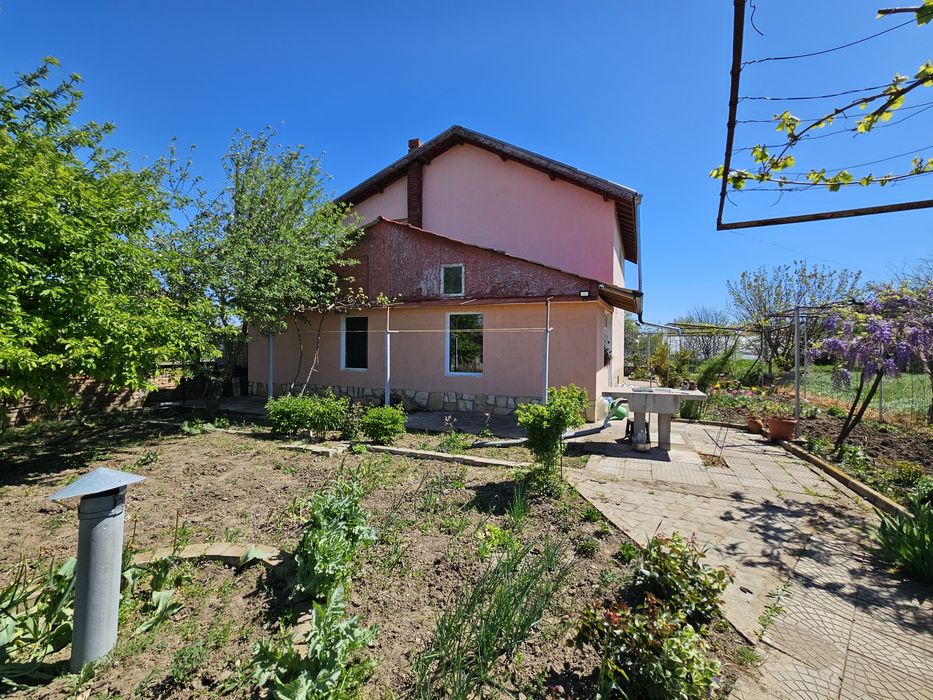 Двуетажна къща в с. Победа