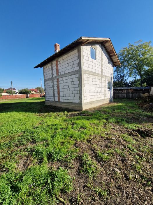 Casa la rosu din 2013 + teren 745 mp pe DN1  in Puchenii Mari