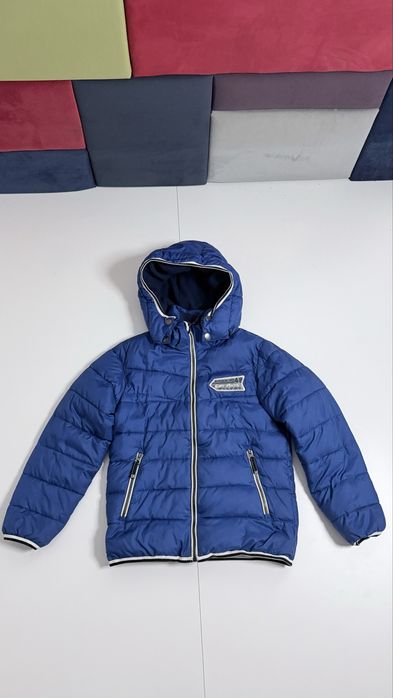 Geacă matlasată albastră cu glugă – stare foarte bună