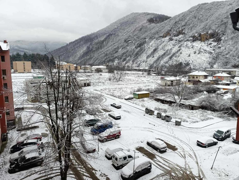 От собственик - светъл, топъл в новосаниран блок с оправен покрив
