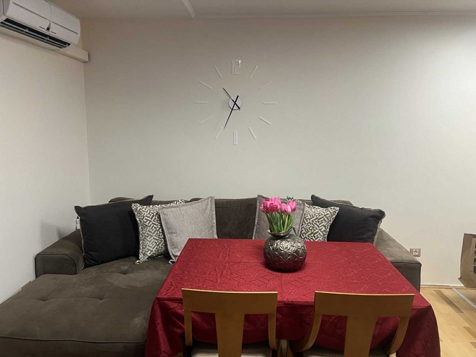 Мебели обзавеждане диван маса секция