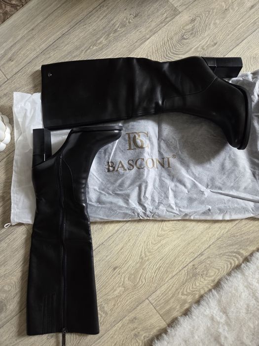Продам новые сапоги Basconi