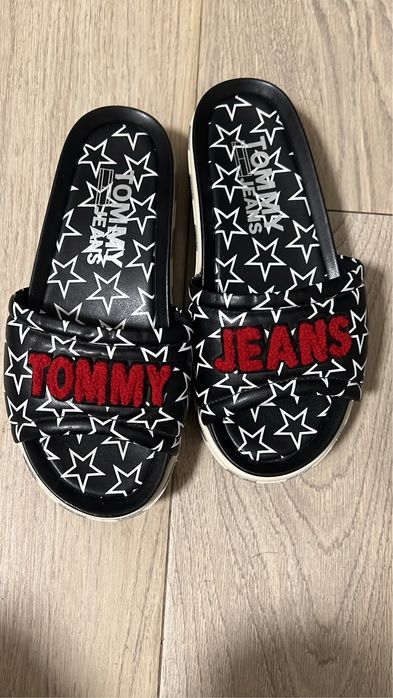 Чехли Tommy Hilfiger (с подарък раничка на марката)