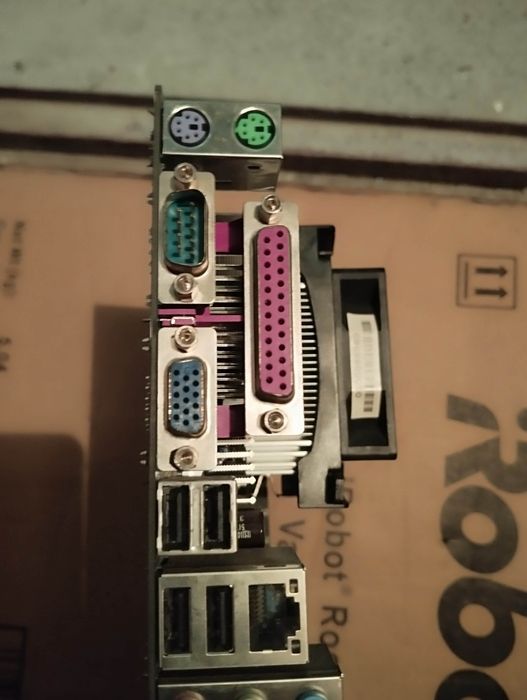 Дънна платка с процесор и 1 GB RAM