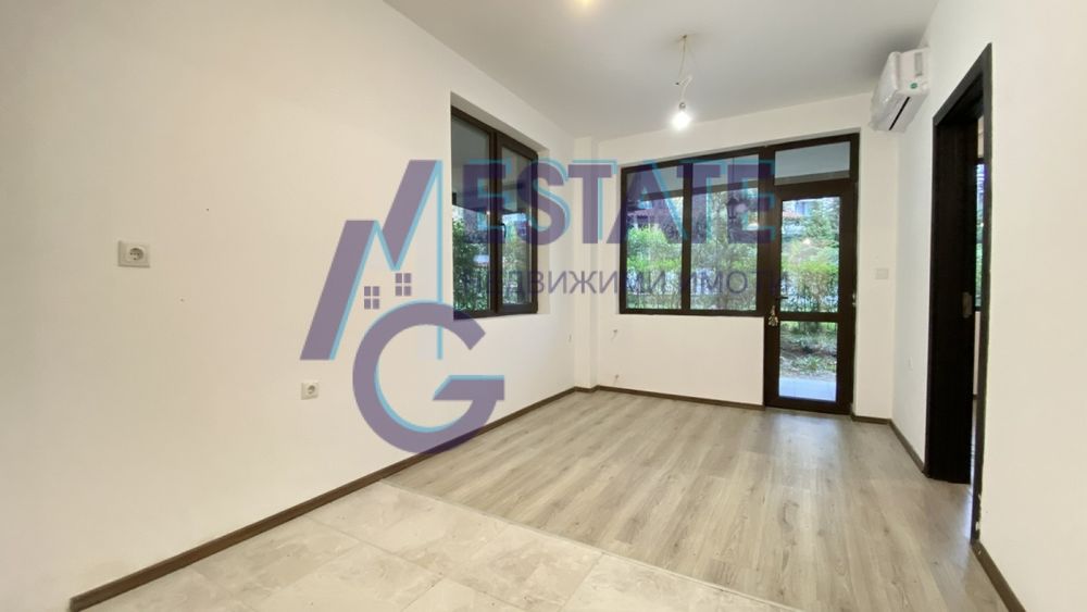 Двустаен апартамент със собствен двор 30 кв.м. в затворен комплекс