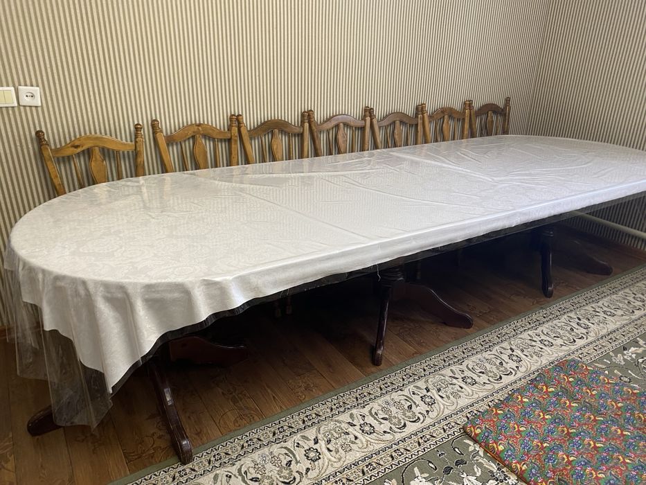Продается стол с 12 стульями