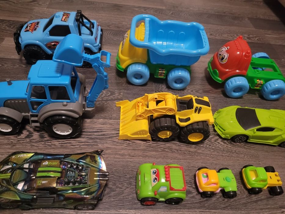 Продам детские машинки 10 штук все 4000 тг