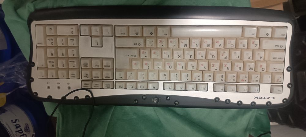 Klaviatura sotiladi narxi 55000 hamma joyi ishlaydi