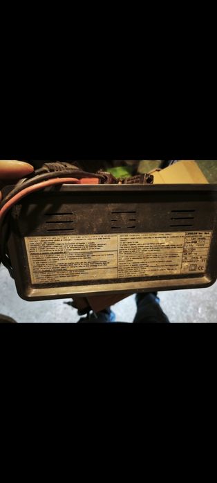 Încărcător baterie auto