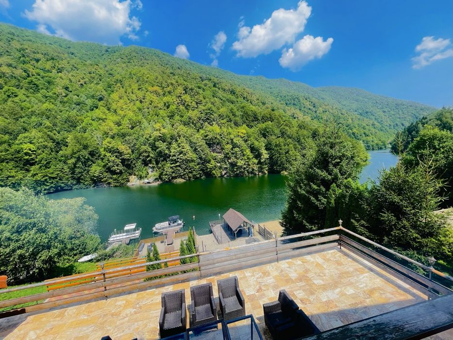 Inchiriez cabana cu ponton pe malul lacului tarnita