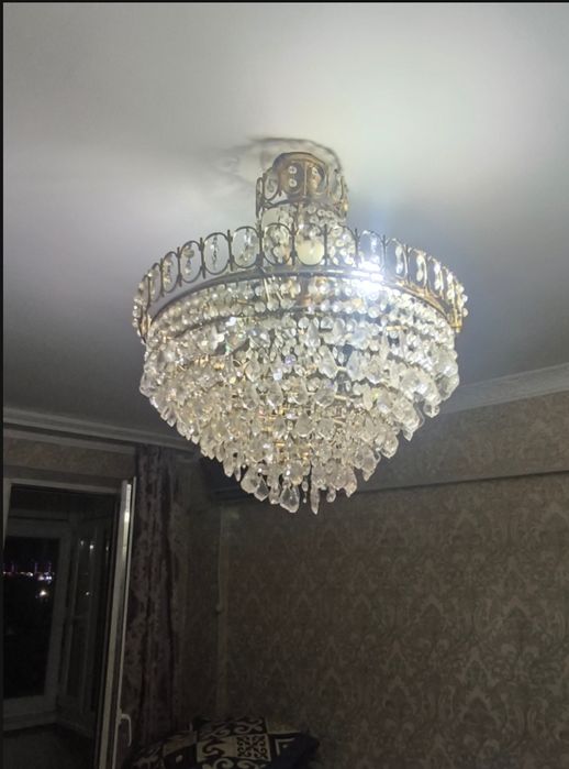 Продаеться люстра