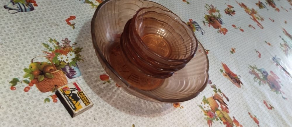 2 различни комплекта "Купа с 5-6 малки купички от кафяво стъкло