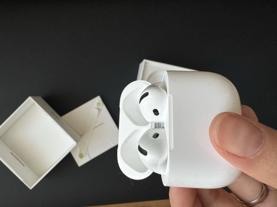 Продаю новые оригинальные airpods 4