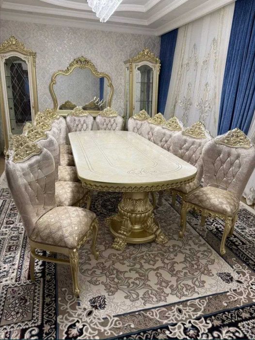 Продам Гостиный стол стулья сервант.