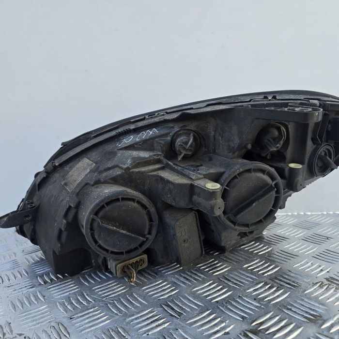 Far dreapta cu lupa fara xenon Mercedes C-Class W204