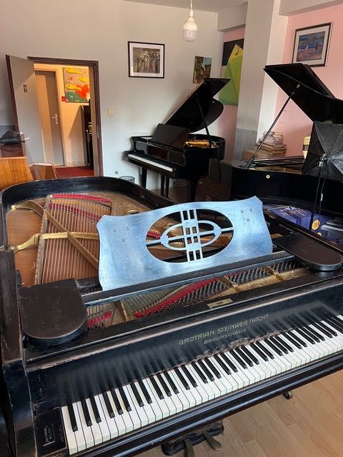 Класически немски роял Grotrian-Steinweg с добър звук и механика