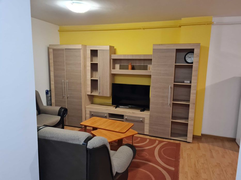 Inchiriez apartament cu 3 camere