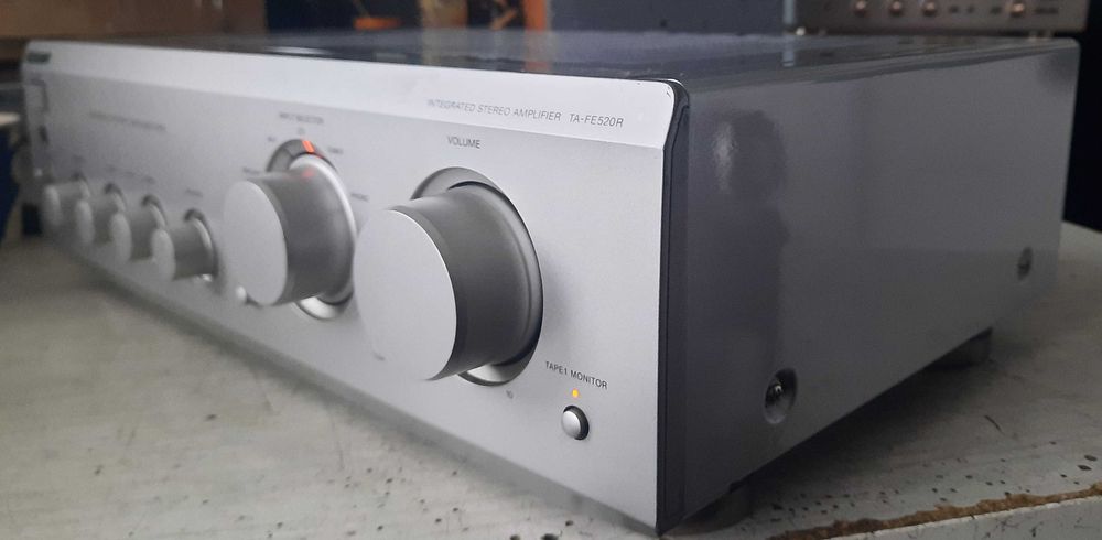 Продавам усилвател Sony TA-FE 520r