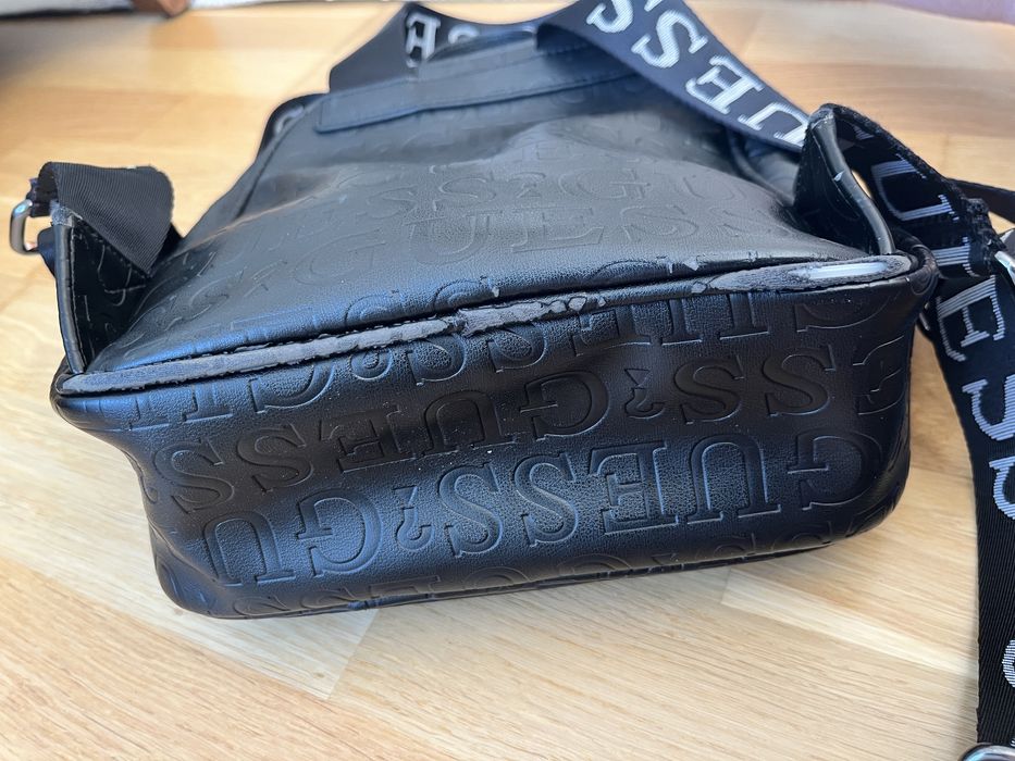 Черна раница Guess