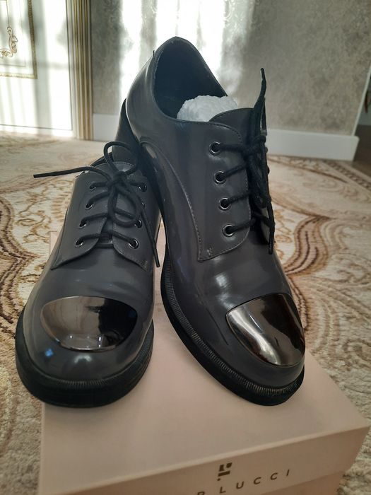 Ботинки серого цвета,почти новые, на осень