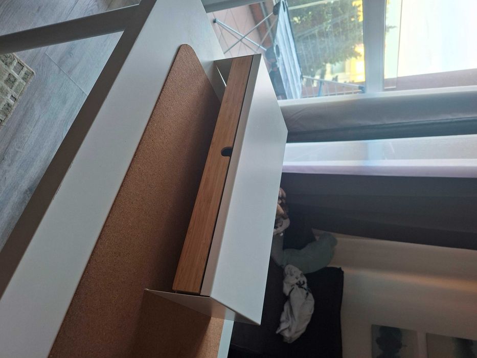 Поставка за монитор с чекмедже