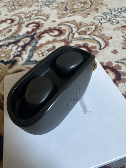 JBL безпровадные наушники