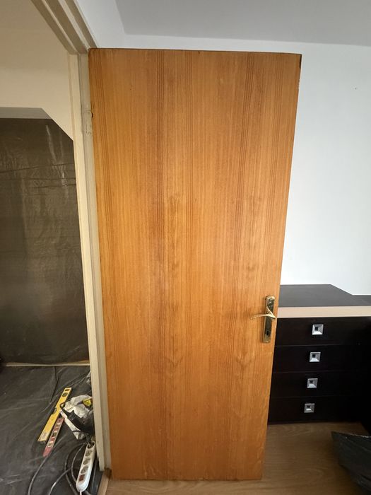 Usi apartament din lemn