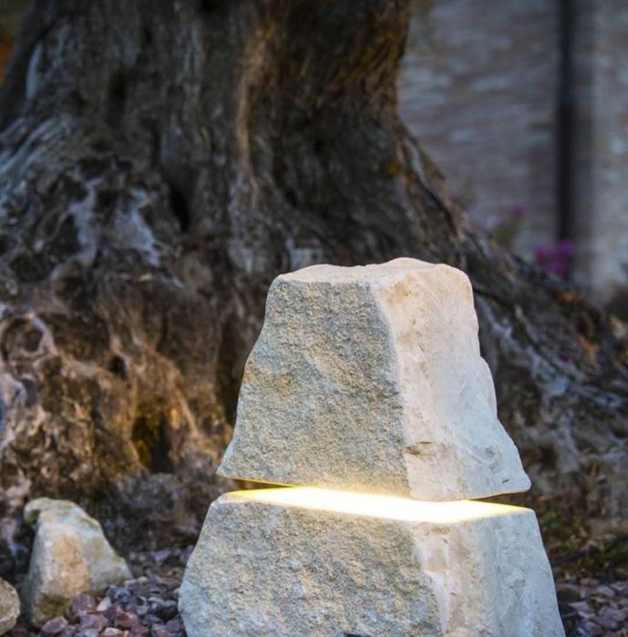 Градински лампи от естествен камък