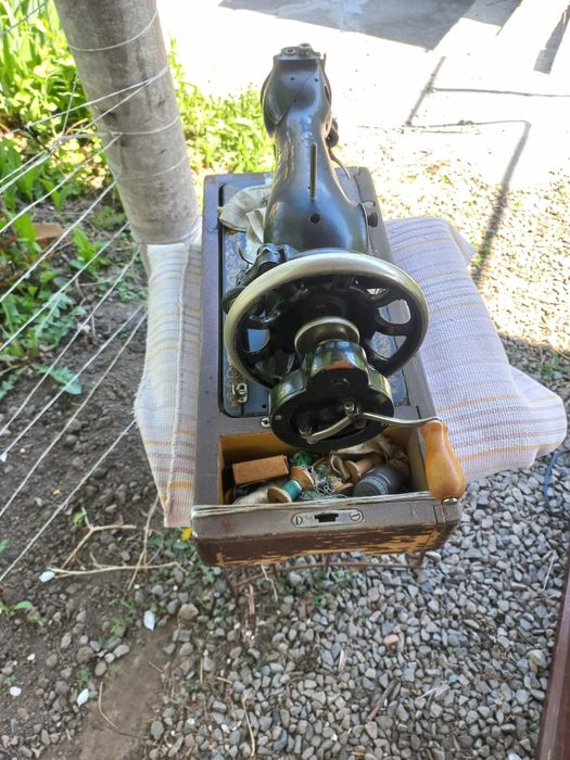 Продам две швейные машинки