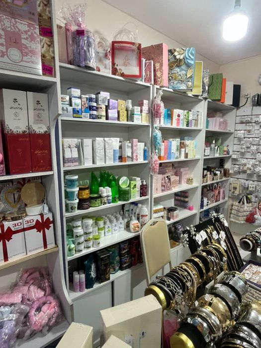 продам Витрина и полки