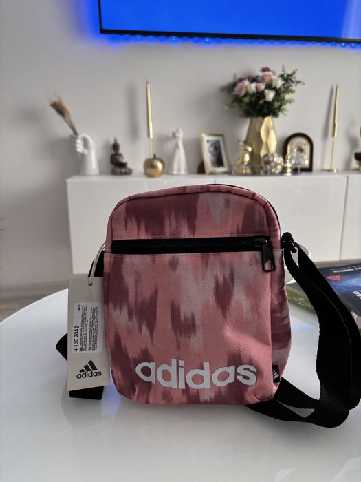 Vând gentută sport Adidas 22/16 cm Roz