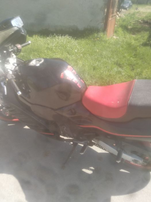 Suzuki rf 900r 1996 137 коня не е пален повече от една година има нужда от акумулатор двигателя върти може да иска почистване на карбуратори