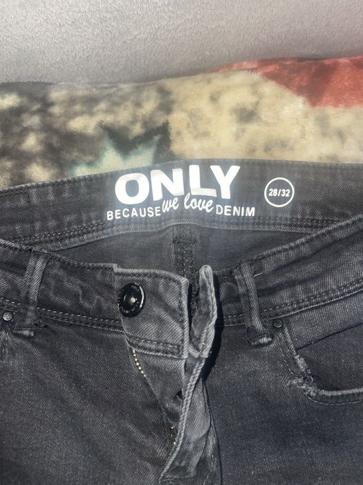 Blugi rupti elastici din Denim