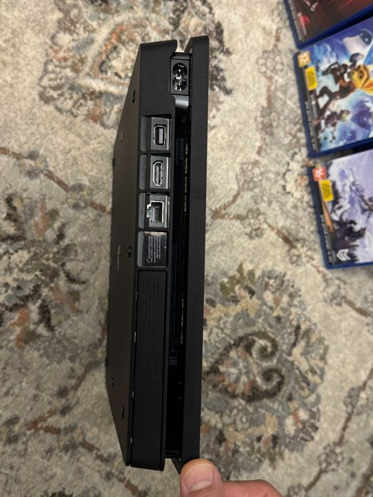 продам игровую консоль Sony PlayStation 4