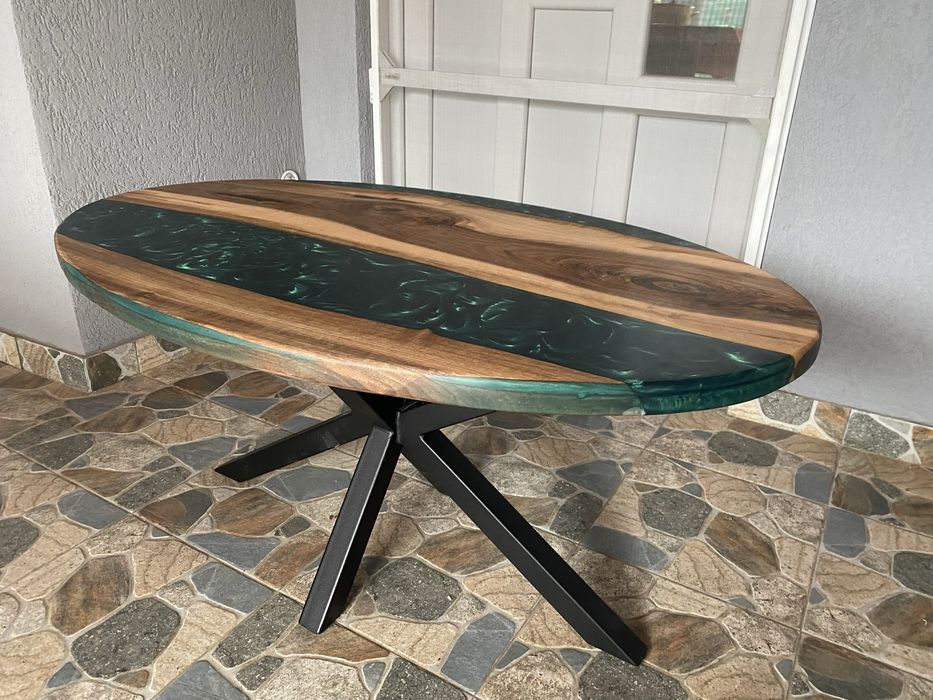 Masă de cafea ovală – Rășină epoxidică + lemn de nuc, picioare spider