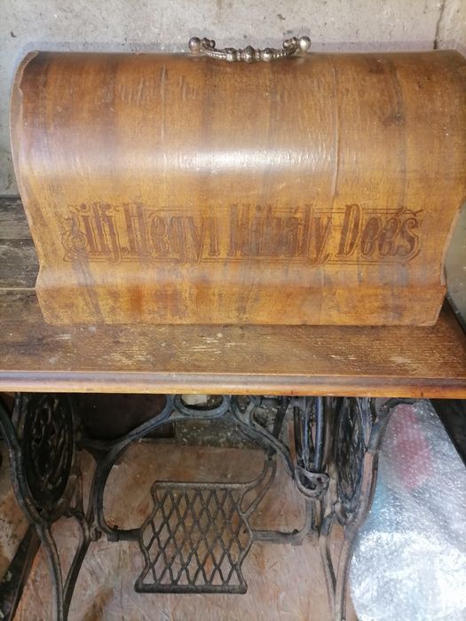 Mașină de cusut Singer veche