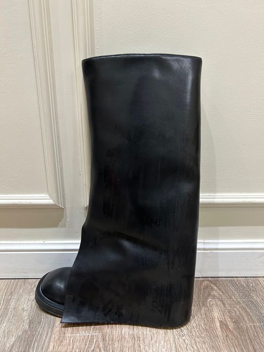 Трендовые черные сапоги