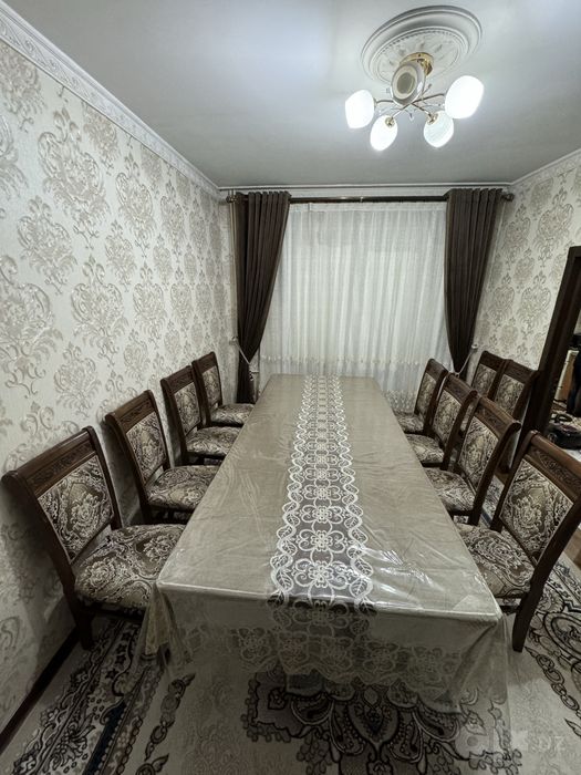 Стол стулья гостинная