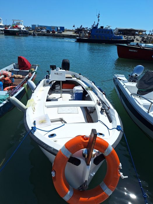 Vand barca cu motor