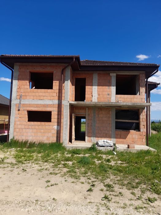 Vând casă în constructie