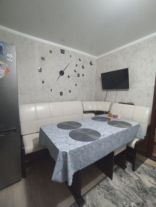 Кухонный уголок, стол, стулья.