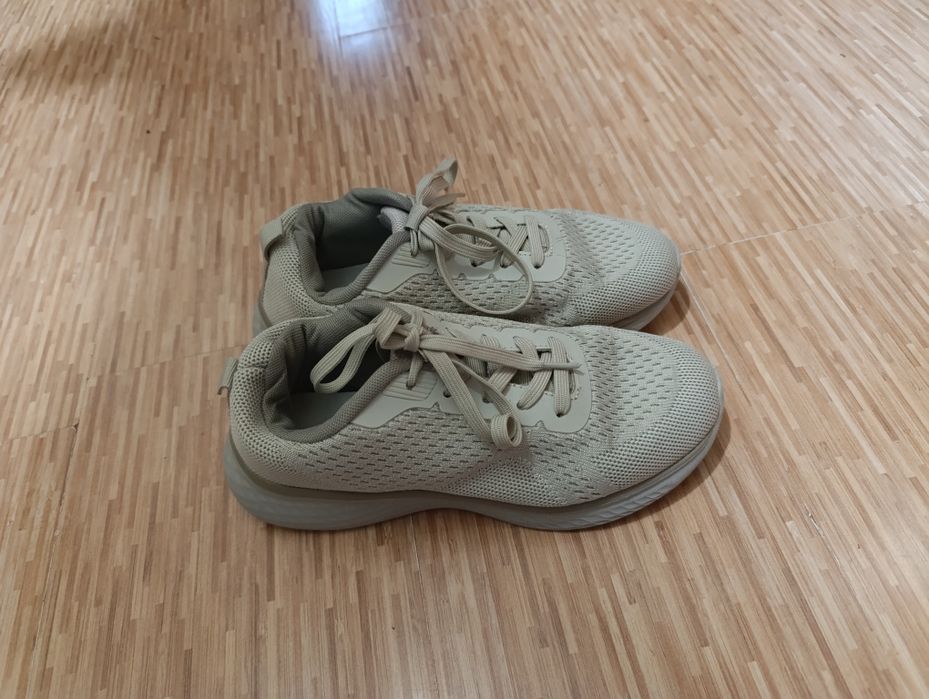 Кроссовки женские