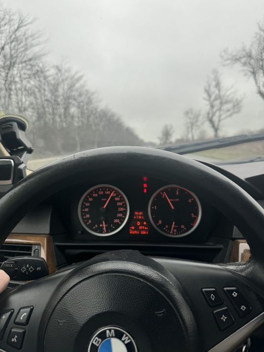 Vand sau schimb  bmw e60 3.0D schimb si cu volan pe dreapta pret fix fix nu negociez un cent vrei negociere 100 de euro iti i au un scaun si tot asa