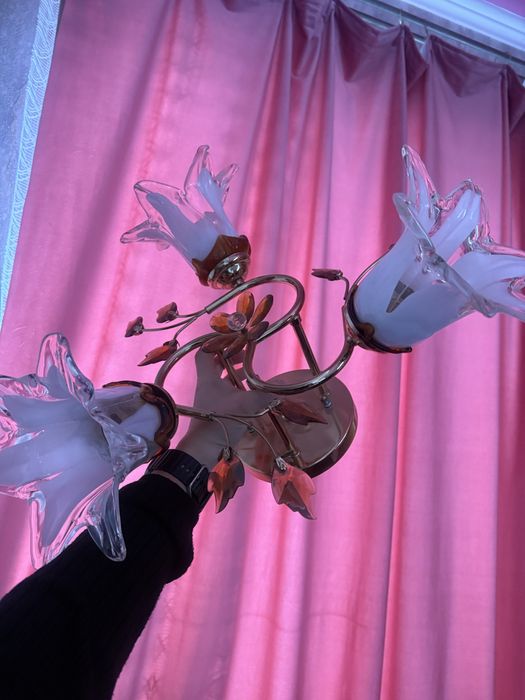 Люстра в хорошем состоянии.