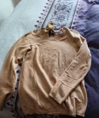 pulover de culoarea alunului